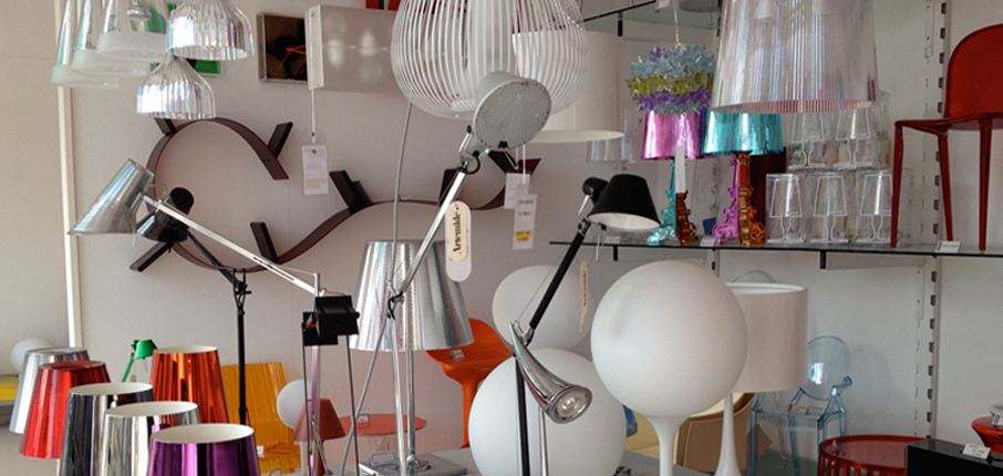 Lampade da terra e da tavolo esposte nello showroom Marino